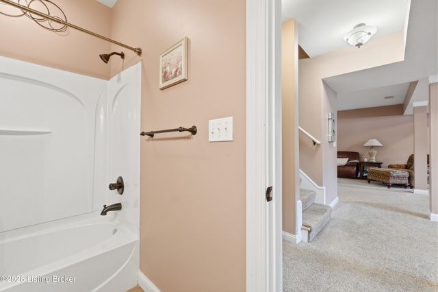 9713 Secretariat Dr, Louisville, KY 40214