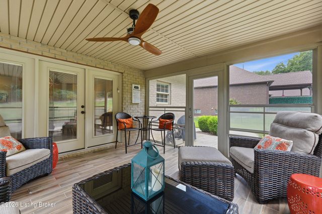9713 Secretariat Dr, Louisville, KY 40214