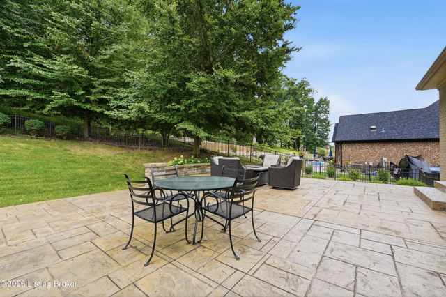 9713 Secretariat Dr, Louisville, KY 40214