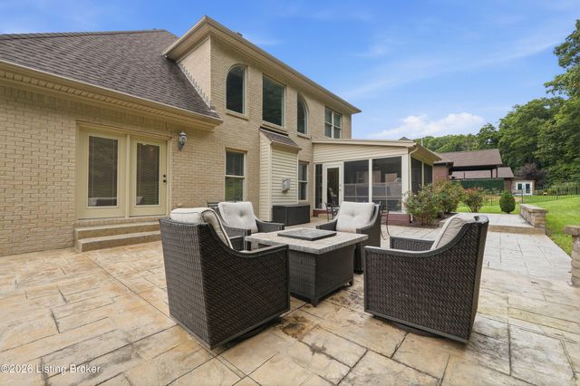 9713 Secretariat Dr, Louisville, KY 40214