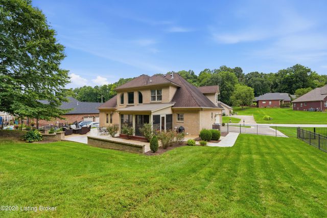 9713 Secretariat Dr, Louisville, KY 40214
