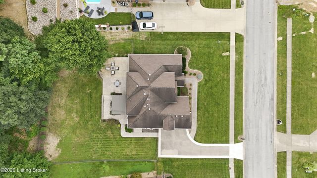 9713 Secretariat Dr, Louisville, KY 40214