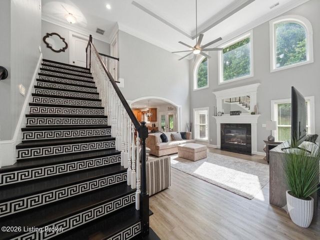 9713 Secretariat Dr, Louisville, KY 40214