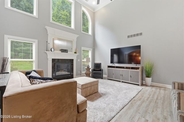 9713 Secretariat Dr, Louisville, KY 40214