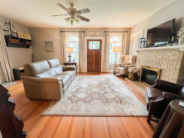 902 W Elm Street, Olney, TX 76374