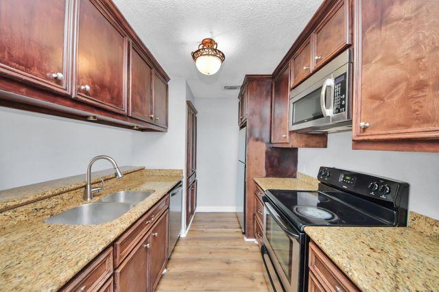 6601 Sands Point Drive 30, Houston, TX 77074