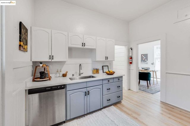 976 34Th St, Oakland, CA 94608