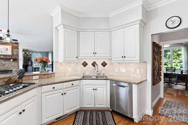 10 Blackberry Lane, Asheville, NC 28804