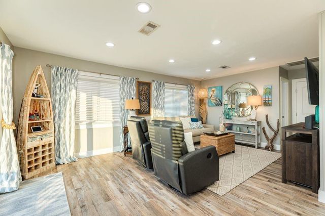 621 Warsaw Street, Bayou Vista, TX 77563