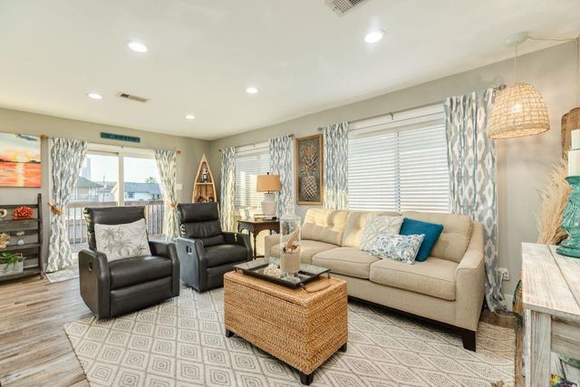 621 Warsaw Street, Bayou Vista, TX 77563