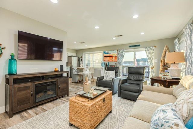 621 Warsaw Street, Bayou Vista, TX 77563