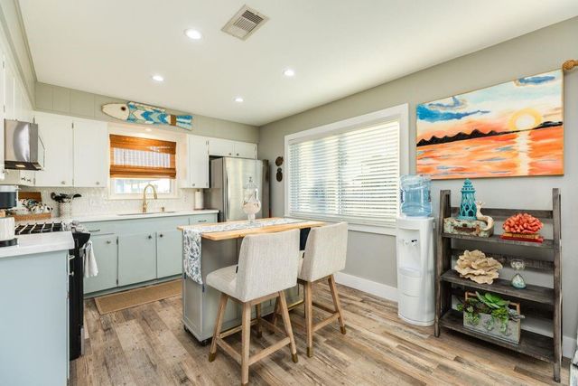 621 Warsaw Street, Bayou Vista, TX 77563