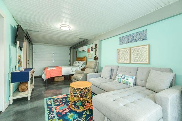 621 Warsaw Street, Bayou Vista, TX 77563