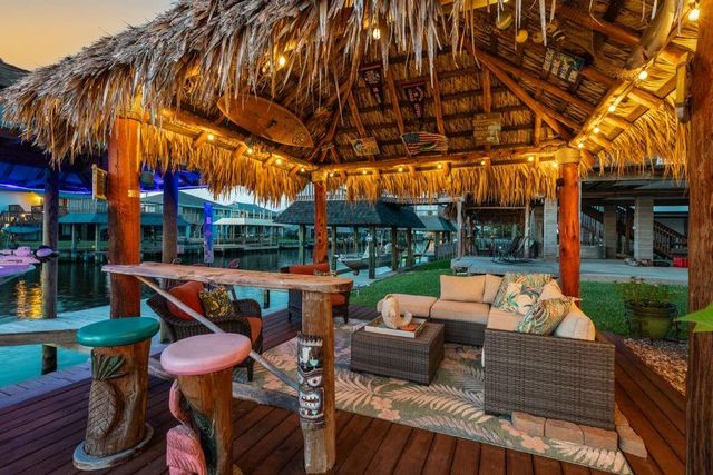 621 Warsaw Street, Bayou Vista, TX 77563