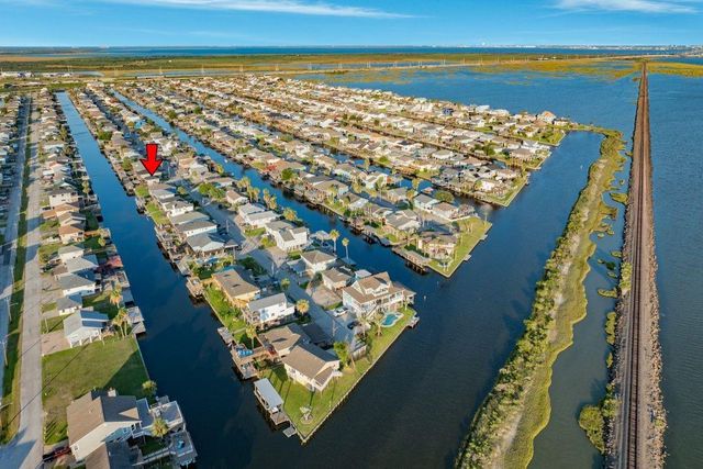 621 Warsaw Street, Bayou Vista, TX 77563