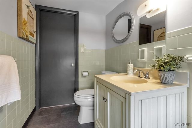 60 Evelyn Avenue, West Seneca, NY 14224