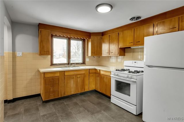 60 Evelyn Avenue, West Seneca, NY 14224