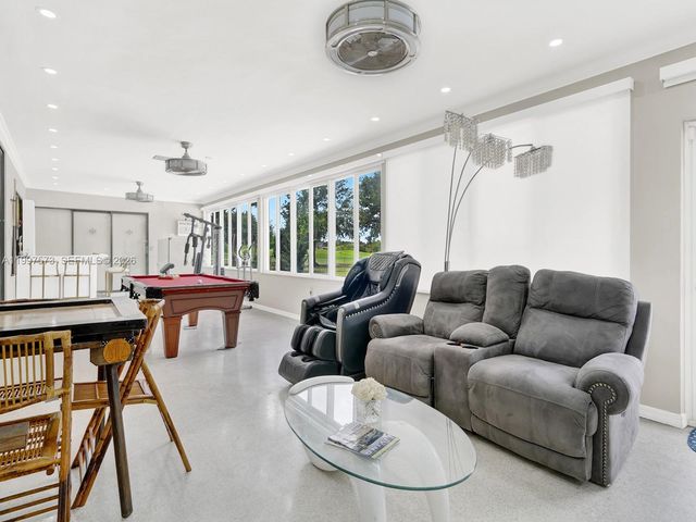 621 E Tropical Way, Plantation, FL 33317