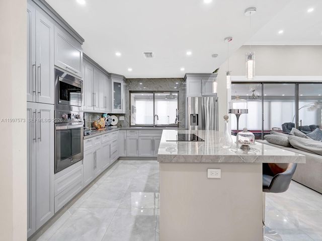 621 E Tropical Way, Plantation, FL 33317