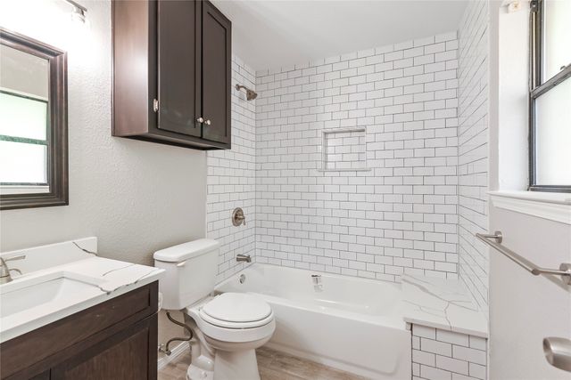304 Moore Creek Road 300, Hurst, TX 76053