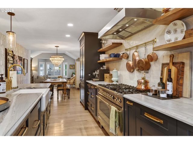 20390 Nw QUAIL HOLLOW Dr, Portland, OR 97229