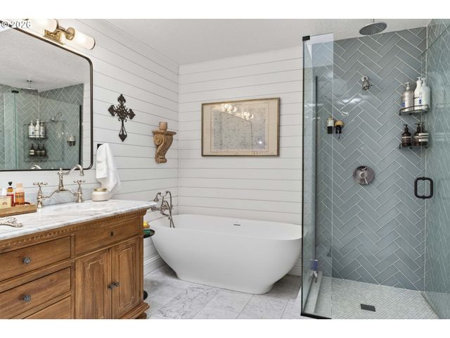 20390 Nw QUAIL HOLLOW Dr, Portland, OR 97229