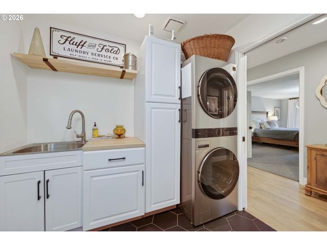 20390 Nw QUAIL HOLLOW Dr, Portland, OR 97229