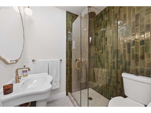 20390 Nw QUAIL HOLLOW Dr, Portland, OR 97229