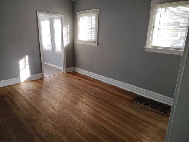 5541 W Grace Street, Chicago, IL 60641