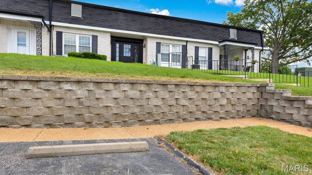 824 Dumont Place C, St Louis, MO 63125