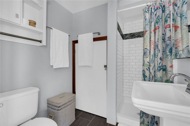 1 Mohawk Trail, Narragansett, RI 02882