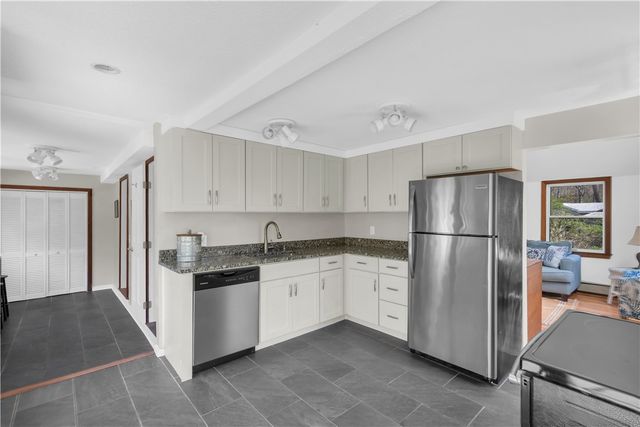 1 Mohawk Trail, Narragansett, RI 02882