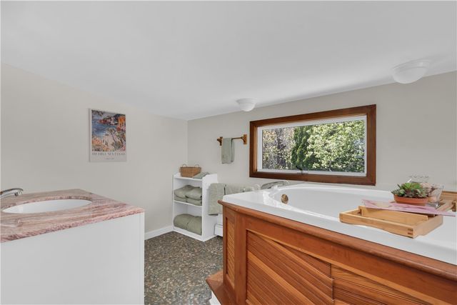 1 Mohawk Trail, Narragansett, RI 02882