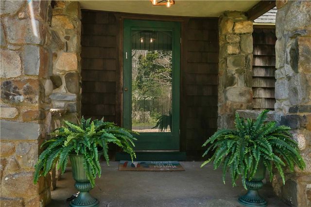 1 Mohawk Trail, Narragansett, RI 02882