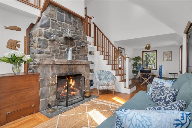 1 Mohawk Trail, Narragansett, RI 02882