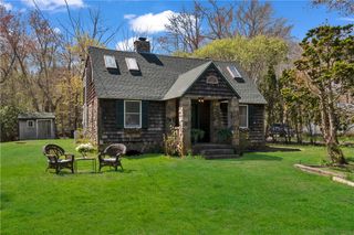 1 Mohawk Trail, Narragansett, RI 02882