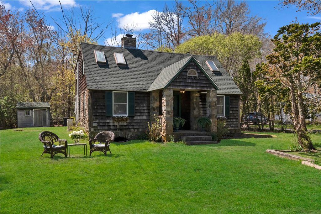 1 Mohawk Trail, Narragansett, RI 02882