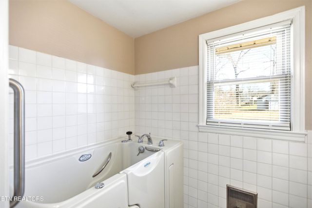 407 Oakcrest Rd, Knoxville, TN 37912