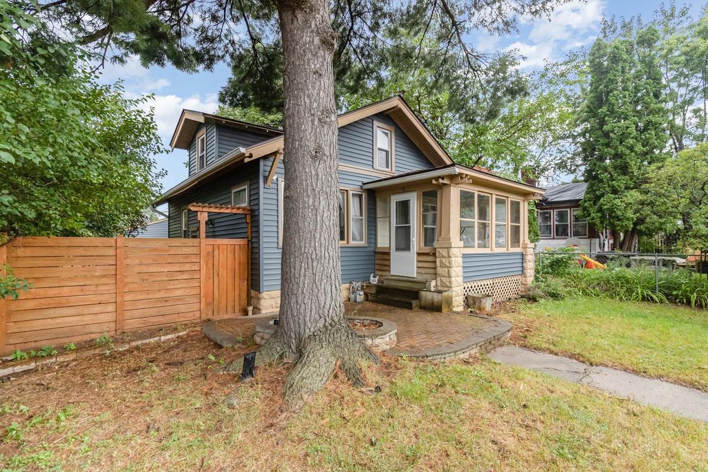 1134 Charles Avenue, Saint Paul, MN 55104