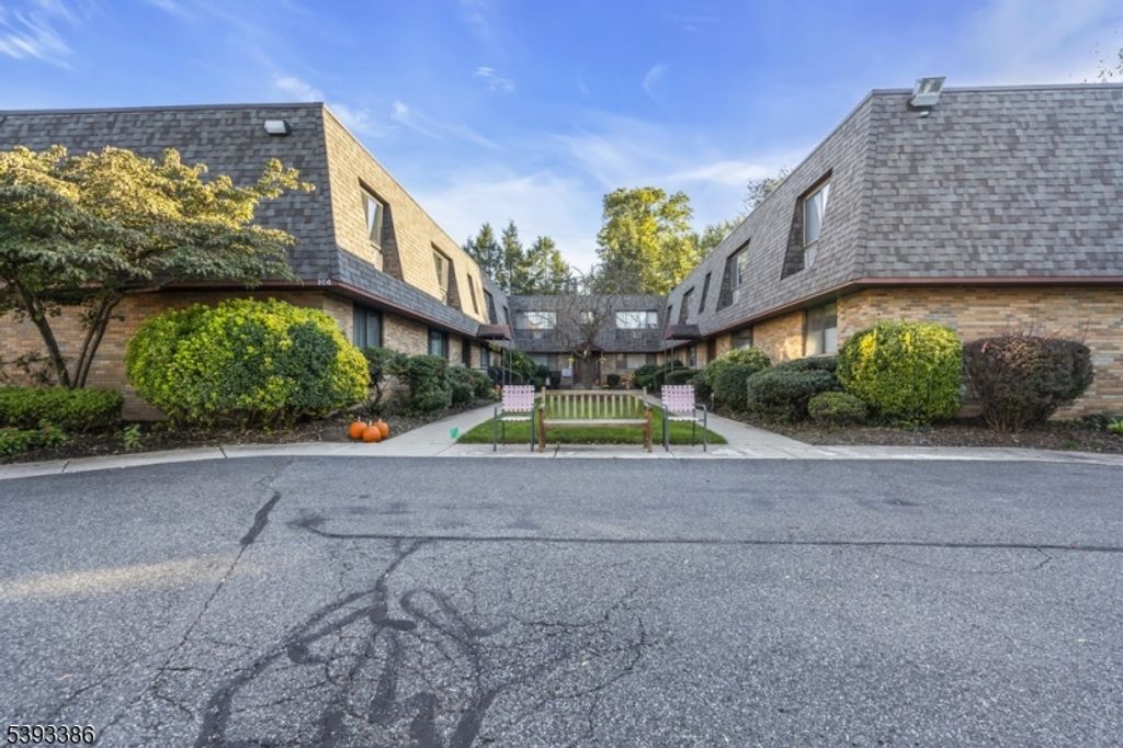 164 Diamond Bridge Ave 18, Hawthorne Boro, NJ 07506