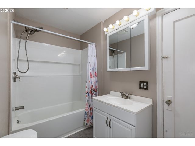 420 E D St, Rainier, OR 97048
