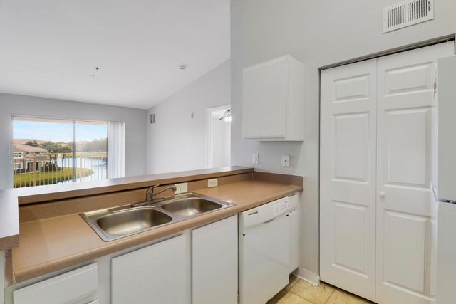 141 SW Palm Dr Apt 306, Port St Lucie, FL 34986