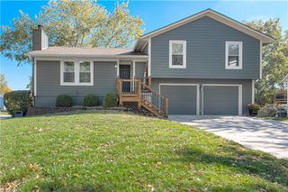 15201 S Blackfoot Drive, Olathe, KS 66062