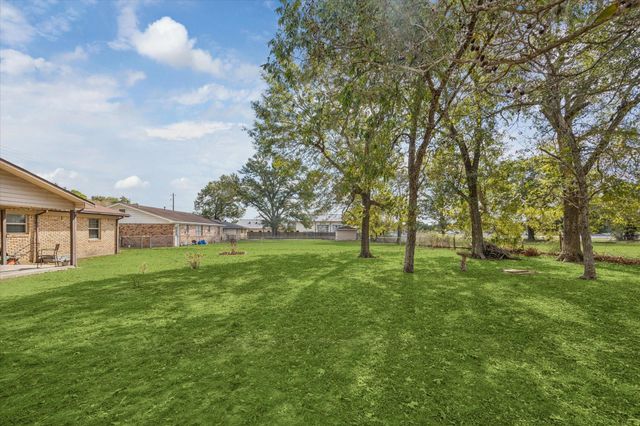 1129 Atchison St, Sealy, TX 77474