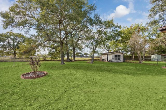 1129 Atchison St, Sealy, TX 77474