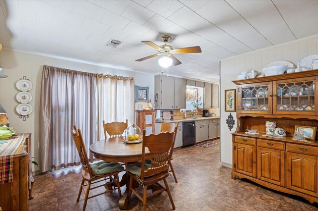 1129 Atchison St, Sealy, TX 77474