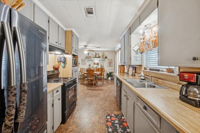 1129 Atchison St, Sealy, TX 77474