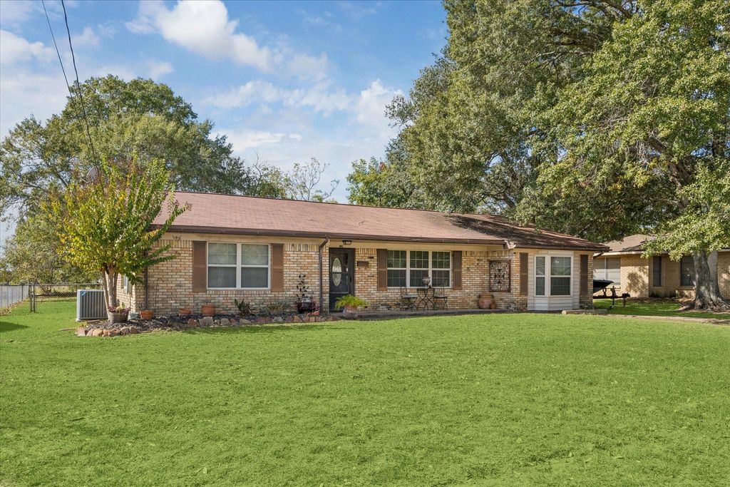 1129 Atchison St, Sealy, TX 77474