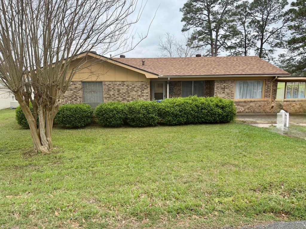 225 Country Club, Leesville, LA 71446