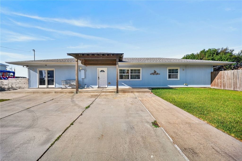 111 Caribbean Dr, Corpus Christi, TX 78418 — photo 2